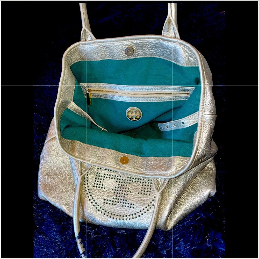 Tory Burch tote bag perfect for any outfit!